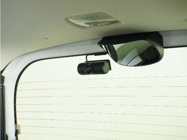 この車にはリアにもドライブレコーダーを装備しております◆映像・音声などを記録する自動車用の装置です。　もしもの事故の際の記録はもちろん、旅行の際の思い出としてドライブの映像を楽しむことができます。
