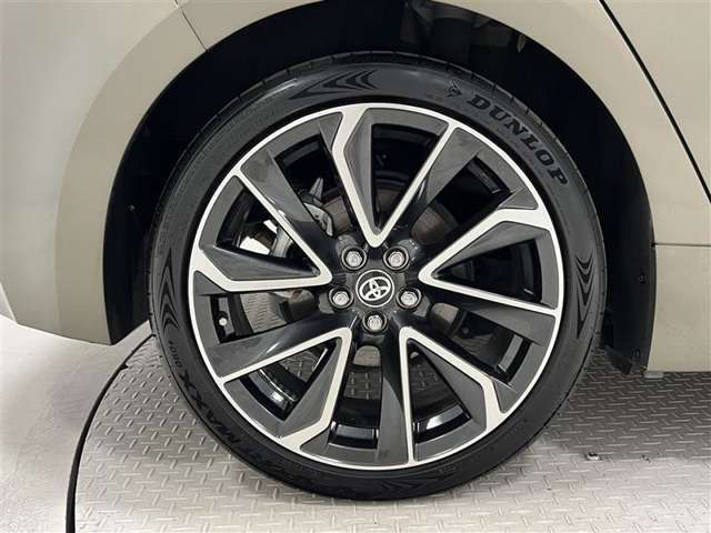 タイヤサイズは225/40R18！残り溝は6ミリ程度です！純正アルミホイール！