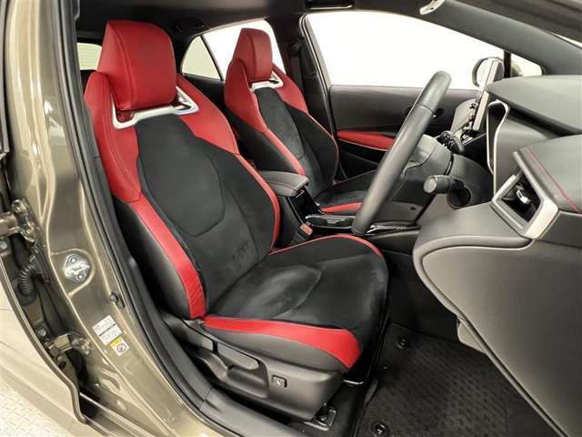 前席はスポーツシートでホールド感がありしっかり身体をサポート！運転席には電動ランバーサポート付！