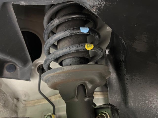 お車を安心してお乗りいただく為には、足回りの定期点検が欠かせません。サービスサポート（有償保証）では無料点検もご提供しており、安心のカーライフをお過ごしいただけるサポート体制が整っています。