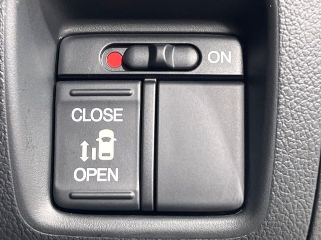 【パワースライドドア】スマートキーや運転席のスイッチでスライドドアの開閉が可能♪電動だから力を入れてドアを開ける必要が無く、小さいお子様でも、重い荷物を持っている時もラクに開け閉めできます♪
