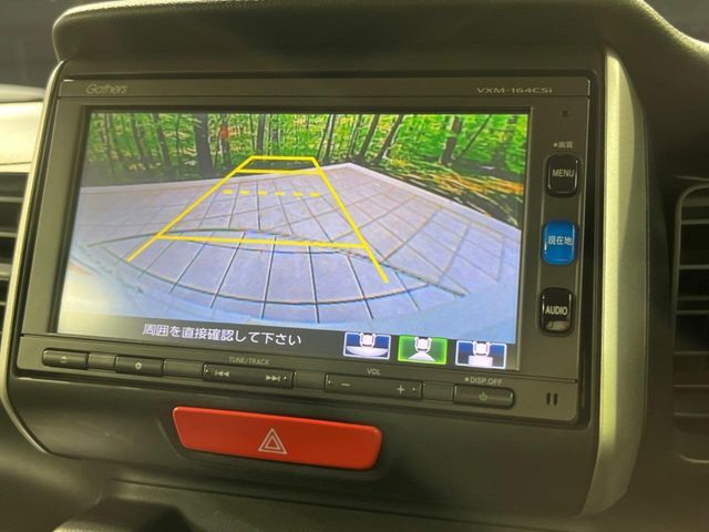 【バックカメラ】駐車時に後方がリアルタイム映像で確認できます。大型商業施設や立体駐車場での駐車時や、夜間のバック時に大活躍！運転スキルに関わらず、今や必須となった装備のひとつです！