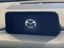【8.8インチマツダコネクト】車内の雰囲気にマッチした大型のディスプレイ。スマホ接続でのナビ使用やBluetooth再生等、様々な機能が楽しめます。直感的なダイヤル操作が可能で、使い勝手も良好です。
