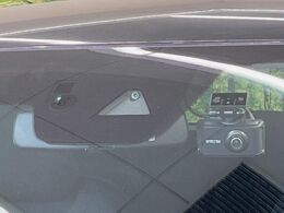 【i-ACTIVESENSE】走行中に前方の車両等を認識し、衝突しそうな時は警報とブレーキで衝突回避と被害軽減をアシスト。より安全にドライブをお楽しみいただけます。