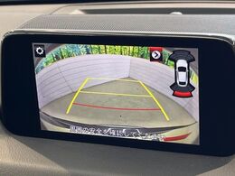 【バックカメラ】駐車時に後方がリアルタイム映像で確認できます。大型商業施設や立体駐車場での駐車時や、夜間のバック時に大活躍！運転スキルに関わらず、今や必須となった装備のひとつです！