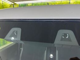 【スズキ　セーフティサポート】走行中に前方の車両等を認識し、衝突しそうな時は警報とブレーキで衝突回避と被害軽減をアシスト。より安全にドライブをお楽しみいただけます。