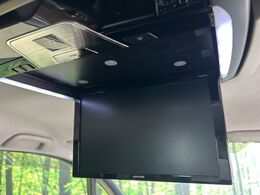 【フリップダウンモニター】大画面モニターで後席でもエンタメをお楽しみいただけます。小さなお子様にも大人気の装備です♪