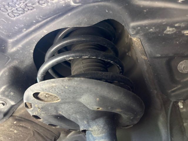 お車を安心してお乗りいただく為には、足回りの定期点検が欠かせません。サービスサポート（有償保証）では無料点検もご提供しており、安心のカーライフをお過ごしいただけるサポート体制が整っています。