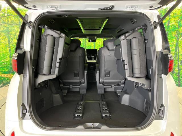 普段のお買い物や通勤、送迎等に十分な荷室スペースを確保しております。セカンドシートを倒すと、大きな荷物の積載も可能です♪