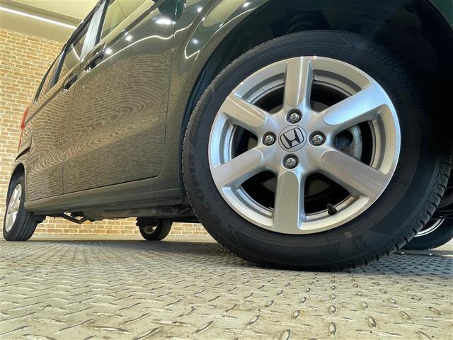 【純正アルミホイール】専用のアルミなので、お車のイメージにぴったり！！社外のアルミやサマータイヤ、スタッドレスタイヤも取り扱いございます！！ドレスアップもカスタマイズもお任せください！！