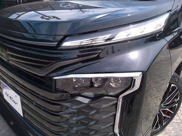 夜間でも明るいLEDヘッドライトがついたお車です