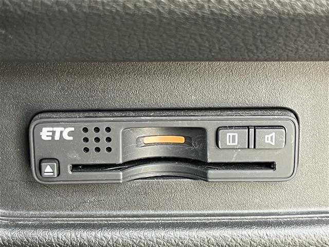 【ETC】有料道路を利用する際に料金所で停止することなく通過できる、ETC車載器（ノンストップ自動料金収受システム機器）が装備されています。セットアップを行うことで利用可能になります。