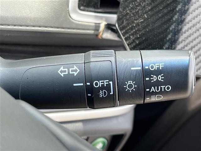【オートライト（AUTO）】外の明るさをシステムが感知して、自動でヘッドライトが点灯します！ヘッドライトをつけ忘れを防ぐ便利機能です。