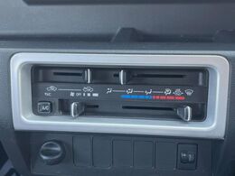 寒い冬も暑い夏も全席に快適な空調を届けてくれる、ダイヤル式エアコンを装備♪