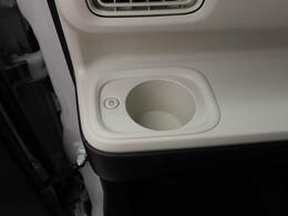 カップホルダーは運転席や助手席からちょうど手の届く位置です！！