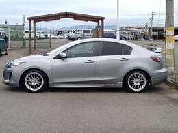 ボディカラーはアルミニウムMe