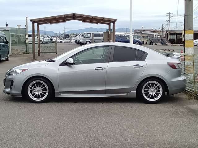 ボディカラーはアルミニウムMe