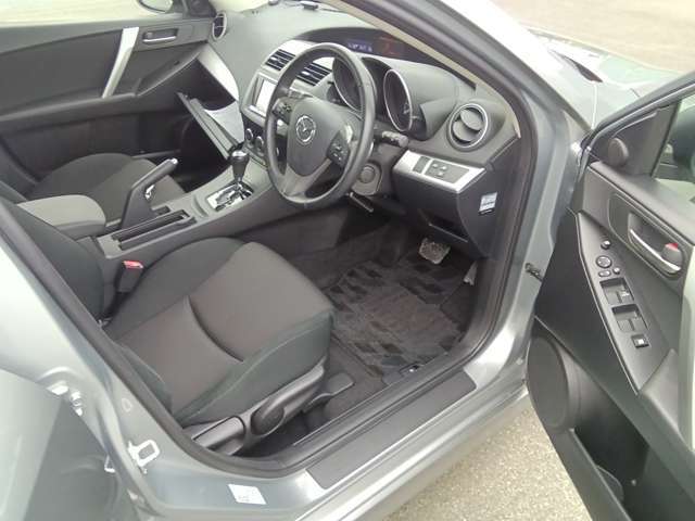 運転席シートきれいです。