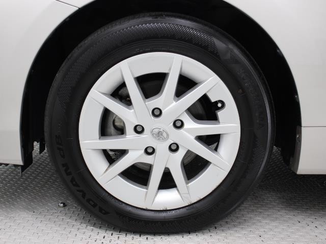 純正アルミホイールは精度が高く、走行の安定性が優れています。タイヤサイズ205/60R16