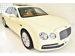 上品な佇まいとは裏腹に豪快な走りと繊細なインテリアのギャップは計り知れません。フルタイム4WDの安定した走りも魅力的です！是非この機会にお試しください。