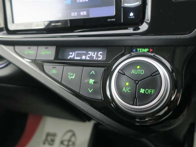オートエアコンで夏も冬も快適に運転できます。
