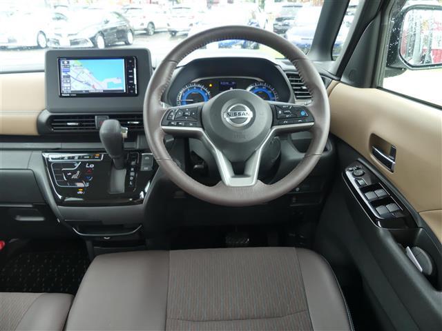 【運転席】座り心地が良いシートなので長時間の運転でも快適にお過ごしいただけます。新品のフロアマットのご注文も可能です。掲載箇所以外にご希望の写真がございましたらお気軽にお問い合わせ下さい。