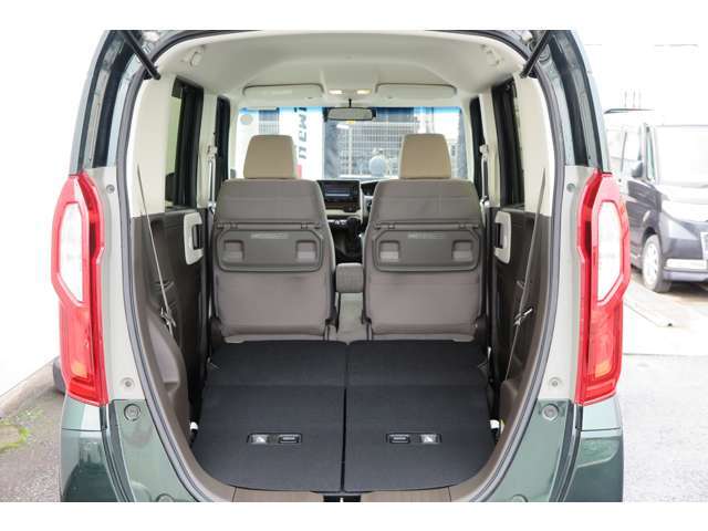 後部座席を倒した状態です。フラットになりとても広く使えます！