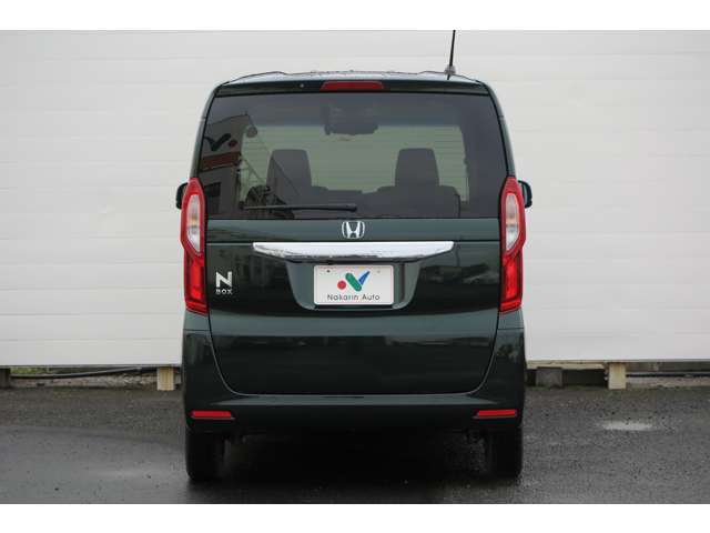 当社の全展示車は入庫時リフトで持ち上げ、車検検査員による下廻りチェックやエンジン・ミッション等機関のチェック、査定士資格を持った販売・仕入担当者による車両チェックをクリアした高品質車のみを厳選し展示。