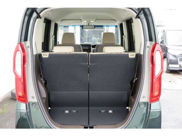 ラゲッジルームの様子です。後部座席はスライド可能な分割式ですのでアレンジ次第で大きなお荷物も十分積み込めます。