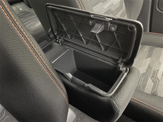 【グローブボックス】　車検証、サングラスやCDなど小さい荷物が収納できるので車内を綺麗に整頓できますね。