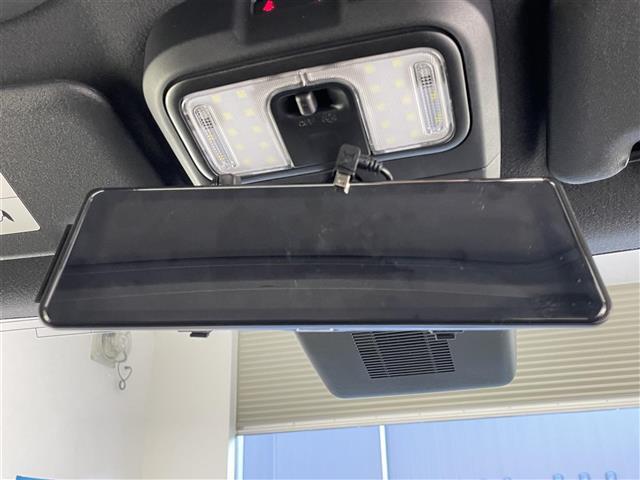 【サンルーフ】開放感たっぷりの希少装備のサンルーフが装着されております！車内の空気の入れ替えや、明かりを取り入れたり、空から見える天体観測、紅葉、雪景色なども楽しんだりできて非常に快適です。