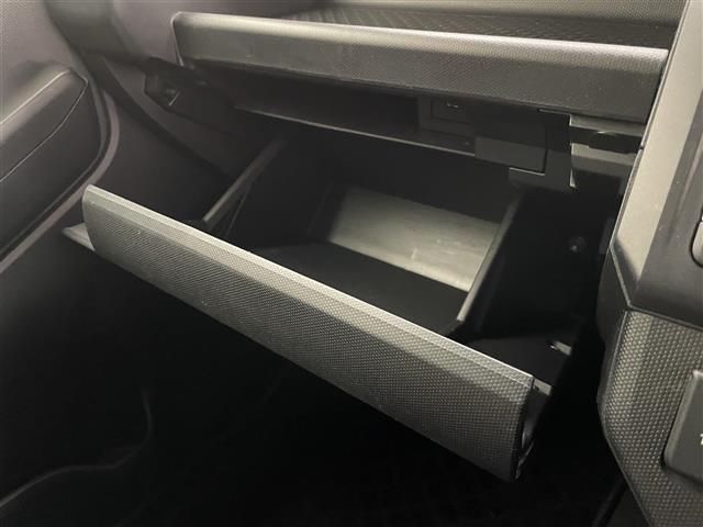 【グローブボックス】　車検証、サングラスやCDなど小さい荷物が収納できるので車内を綺麗に整頓できますね。
