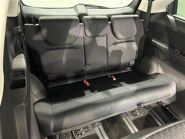 【後部座席】後席もゆったりドライブを楽しめます。ガリバーでご購入いただきましたら、内外装はプロこだわりのクリーニングで清潔なおクルマでご納車させていただきます！店舗での現車確認も承っています！