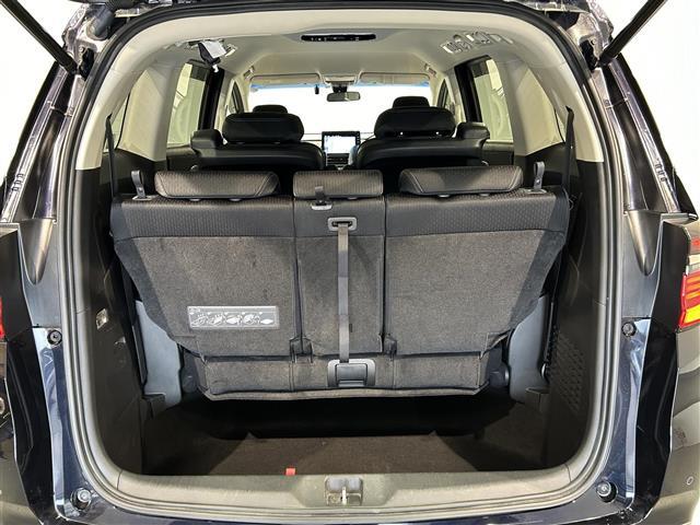 【トランク】積み込みやすくて、たっぷり積める荷室です。シートアレンジできるものは、乗車人数と荷物の量や大きさによってシートを動かすことができるので、より快適なドライブが可能です！