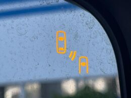 【リヤビークルディティクション】走行中、ドアミラーの死角になりやすい箇所に後続車が接近するとサイドミラー付近に警告を表示、ドライバーに注意喚起と、万一の際はハンドル操作をアシストをします。