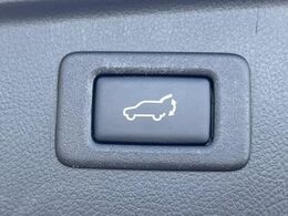 【パワーバックドア】スマートキーや運転席のボタンを押すだけでリアゲートが自動で開閉します！荷物を持っている時や、高い位置にあるバックドアを閉める際に便利な機能です♪
