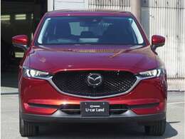 マツダのミドルクラスSUV『CX-5』魂動デザインとスカイアクティブ技術をフル搭載した初代モデルが発売され、2017年にはさらに洗練された力強い魂動デザインに進化した2代目にモデルチェンジしました。