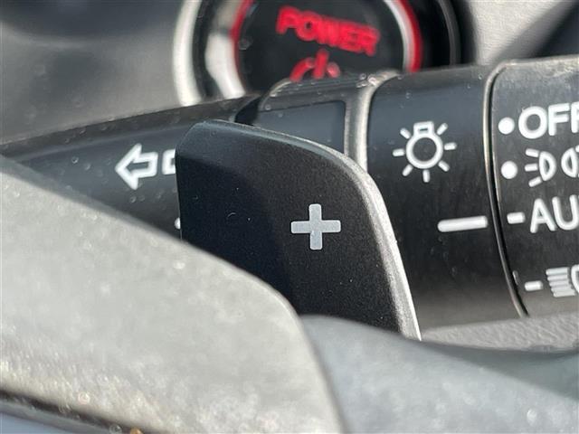 【パドルシフト（AT車）】MT車と同じように好きなギアで走ることができます！ステアリングから手を離さずに指先だけでシフト操作ができ、よりスポーティな走りをお楽しみいただけます。