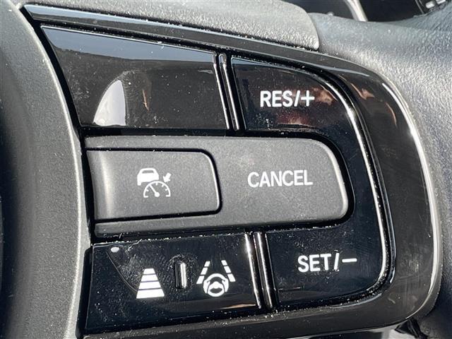 【レーダークルーズコントロール】先行車が停止した時は自車も停止して停止状態を保持、先行車が発進した時はドライバー操作により発進し、追従走行を再開します。