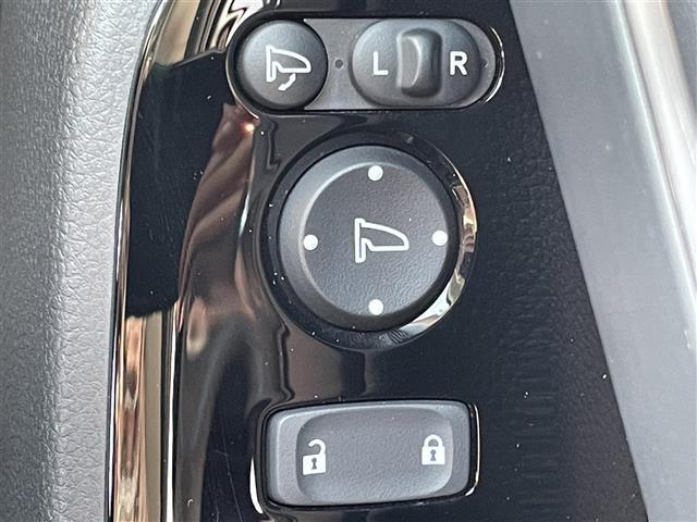 【電動格納ミラー】運転席のスイッチで、ドアミラーの開閉や角度の調整ができます。