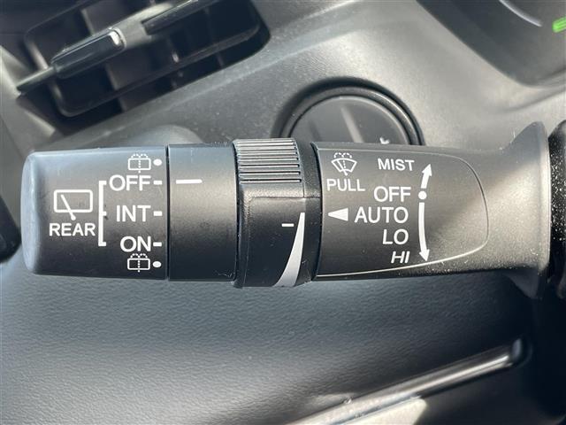 【オートワイパー（AUTO）】雨が降り出した時に、雨滴検出用センサー（レインセンサー）が雨滴を感知すると、自動でワイパーが動作します。