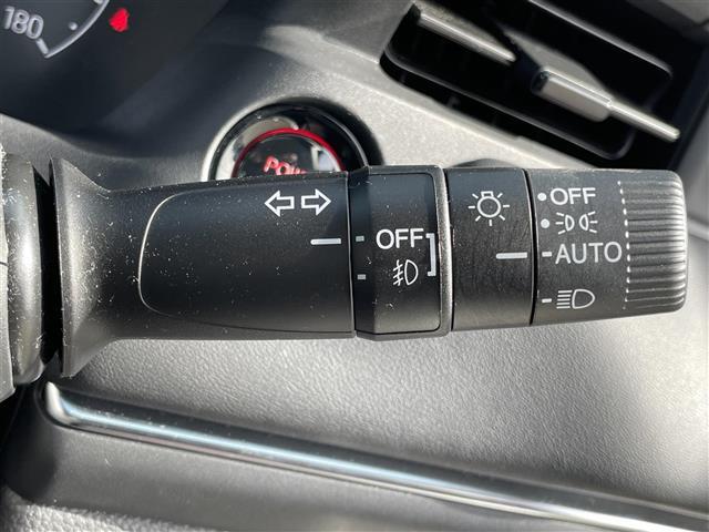 【オートライト（AUTO）】外の明るさをシステムが感知して、自動でヘッドライトが点灯します！ヘッドライトをつけ忘れを防ぐ便利機能です。