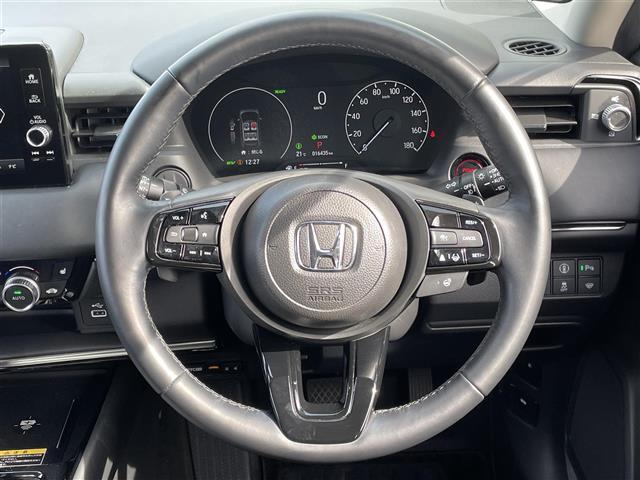 【ステアリング】軽い力で扱いやすいハンドルです。目立つ傷やスレなどなく綺麗な状態です。「プレミアム抗菌コートG」をいれていただくとさらに快適に。清潔なお車はお子様にも安心ですね。