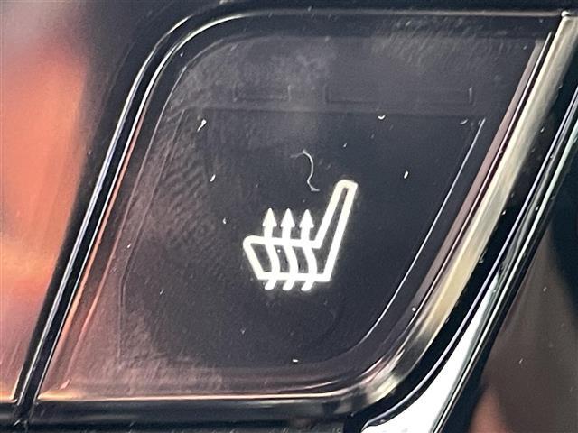 【シートヒーター】シートを温めてくれる暖房機器です。長時間座っていると負担が掛かりやすい背中や腰、または冬場などの寒い日に冷えやすい脚部に快適なぬくもりを伝えます。