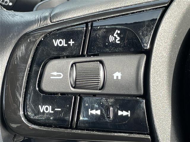 【ステアリングリモコン】手元のボタンから、オーディオやナビなどの操作ができるので、よそ見をせずに安全に運転に集中できます。