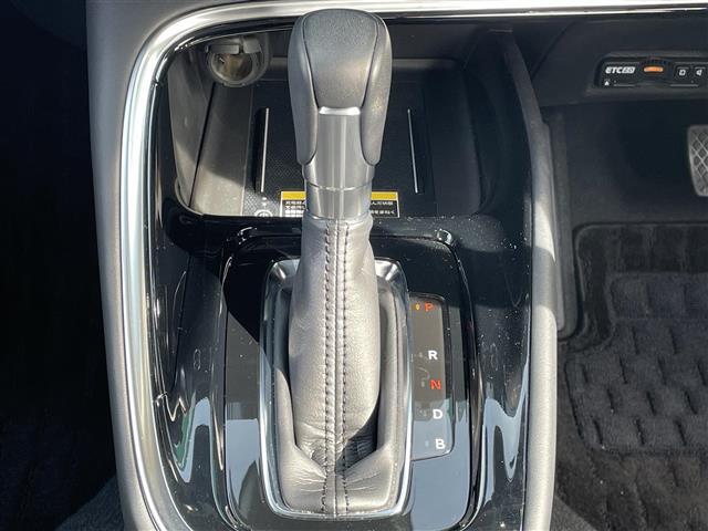 【シフトレバー】シフトの操作がしやすく快適なドライブを楽しんでいただけます。