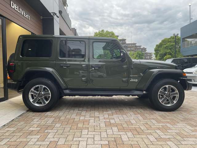 台形のホイールハウスもJeepの特徴。横から見てもJeepだとわかります。