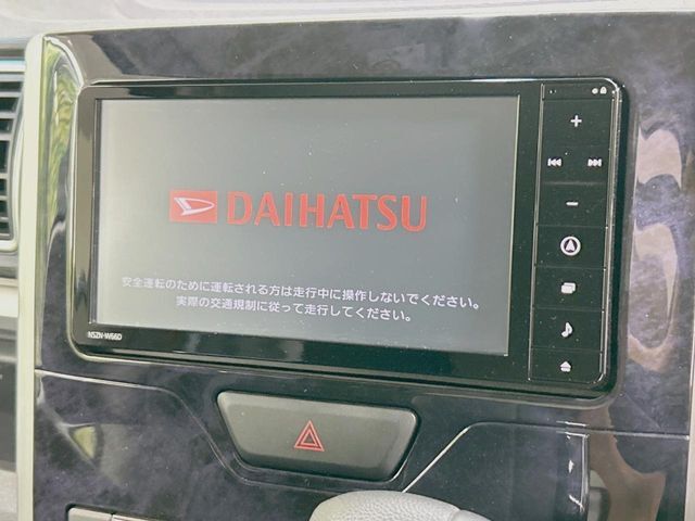 【純正ナビ】人気の純正ナビを装備しております。ナビの使いやすさはもちろん、オーディオ機能も充実！キャンプや旅行はもちろん、通勤や買い物など普段のドライブも楽しくなるはず♪