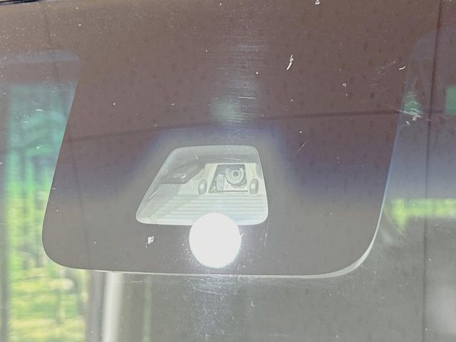 【スマートアシスト】走行中に前方の車両等を認識し、衝突しそうな時は警報とブレーキで衝突回避と被害軽減をアシスト。より安全にドライブをお楽しみいただけます。