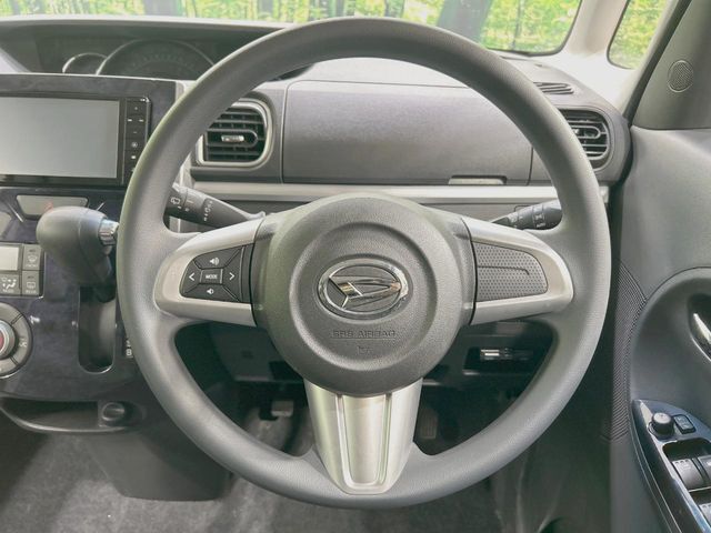 インテリアに合わせたデザインのステアリングは、運転される方のことも考え、運転しやすい形状、大きさです。是非一度、実際に触ってお確かめください。